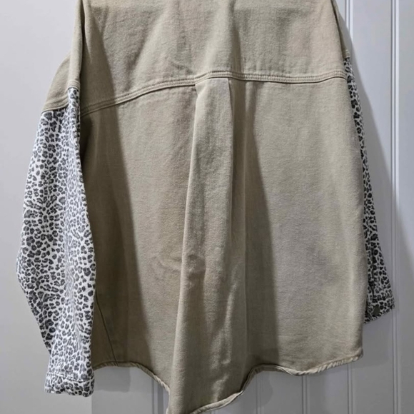 Leopard Print Sleeve Button-Up Shirt - Picture 3 of 3
